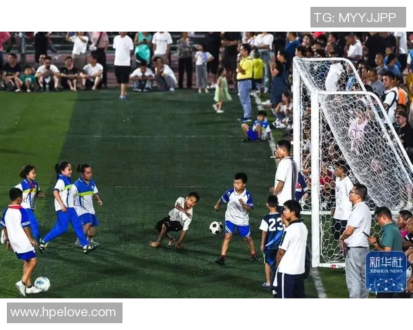 足球明星感动于球迷热情视频分享深情回馈与支持的温暖瞬间